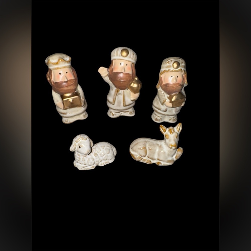 New Small 8 Piece Porcelain Nativity Set Hand Painted - Picture 4 of 4
